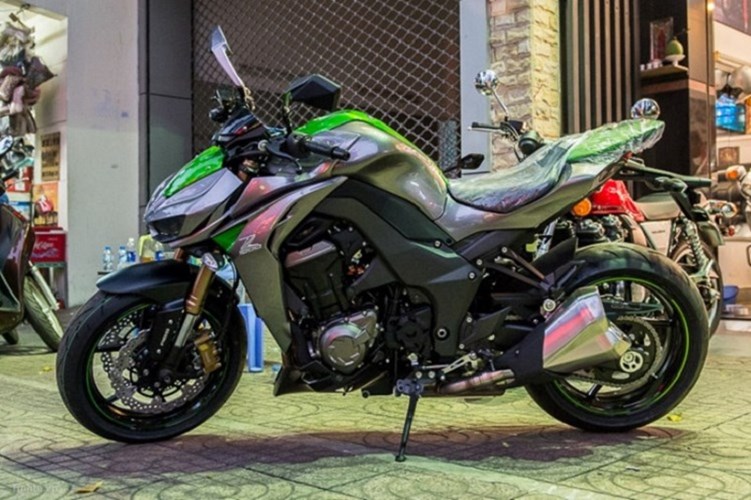 Chiếc Kawasaki Z1000 2014 có màn chào mừng năm mới tại Tp.HCM hoành tráng với phong cách dữ dằn hầm hố hơn phiên bản cũ. Phiên bản mới được nhập về có giá 600 triệu đồng. 